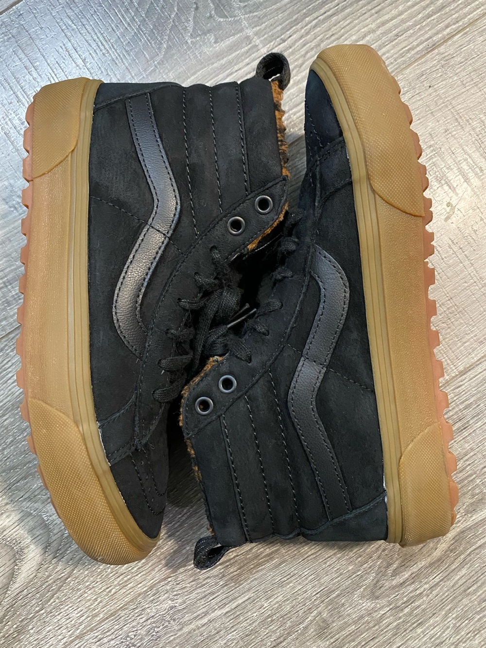 Vans Sk8-Hi MTE-1 Black Suede Gum Sole Fleece Lined High Tops Men 7.5 Women 9